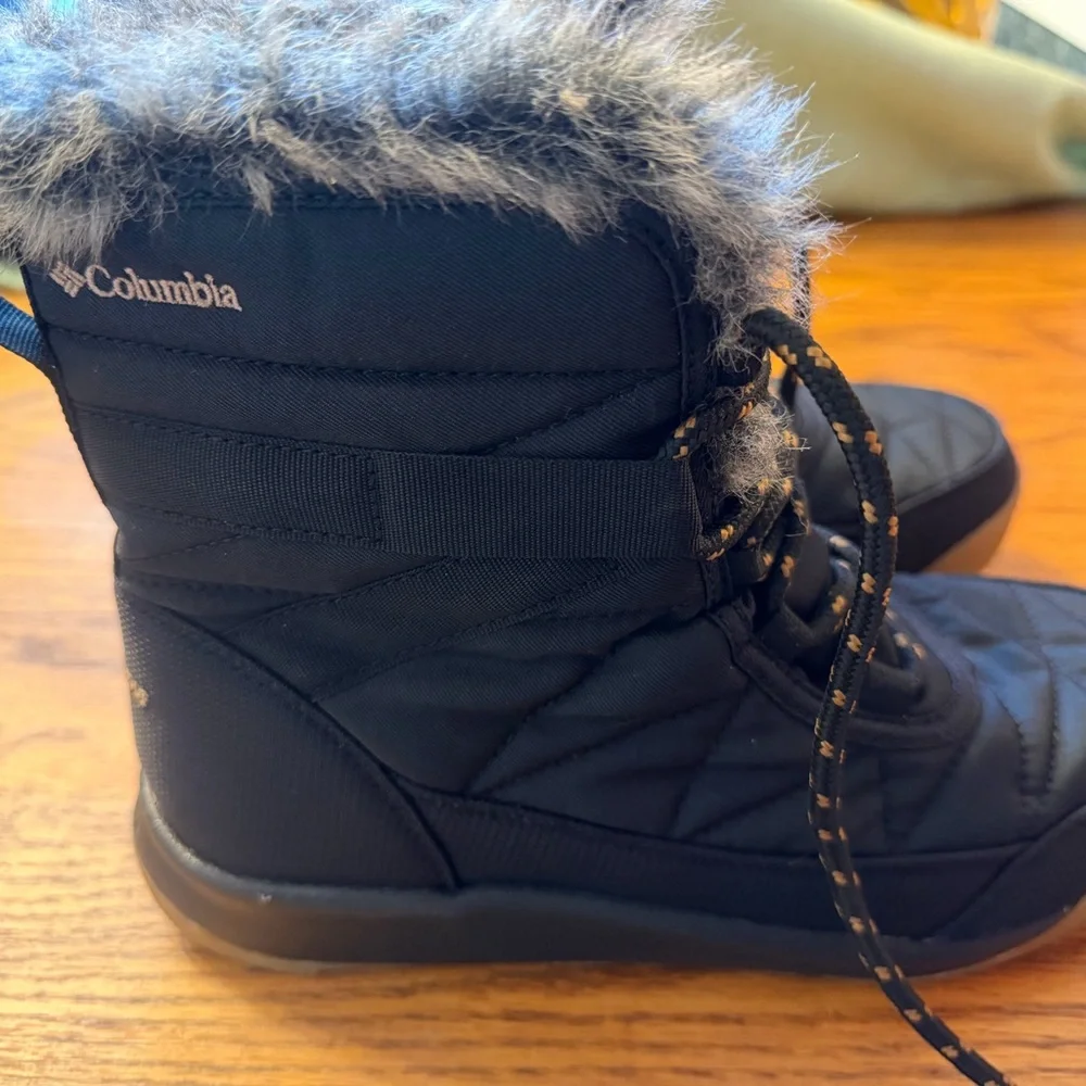 Columbia Black Quilted Lace-Up Winter Boots with Faux Fur Trim